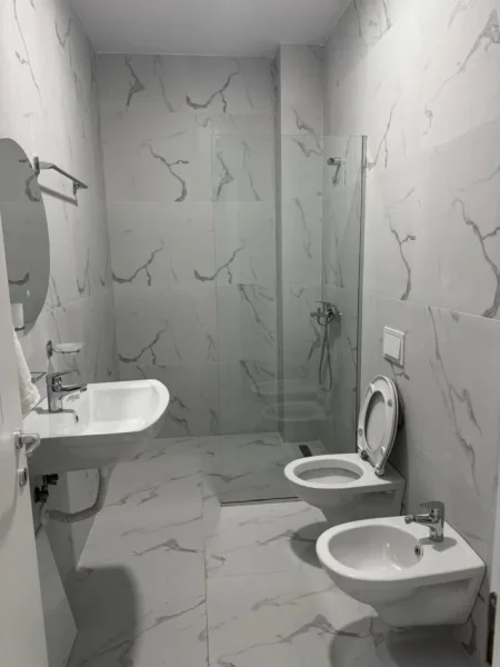 Tirane, jepet me qera apartament 3+1 Kati 15, 120 m² 1.900 € (Rruga Kavajes)