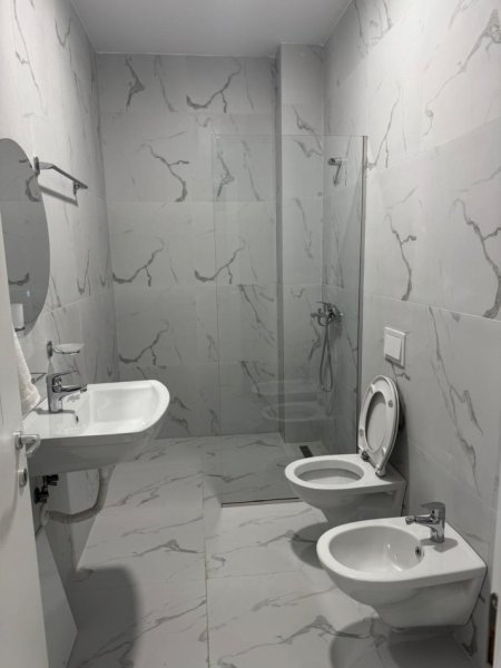 Tirane, jepet me qera apartament 3+1 Kati 15, 120 m² 1.900 € (Rruga Kavajes)