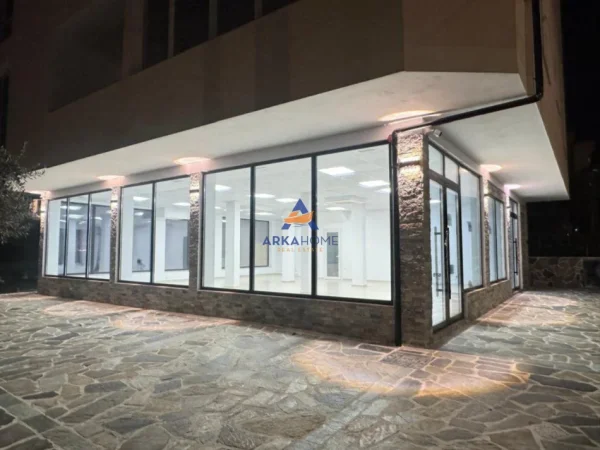 Tirane, jepet me qera ambjent biznesi Kati 0, 125 m² 1.500 € 