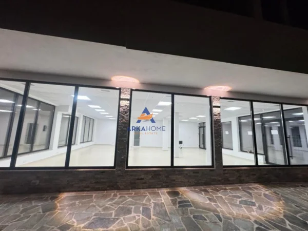 Tirane, jepet me qera ambjent biznesi Kati 0, 125 m² 1.500 € 