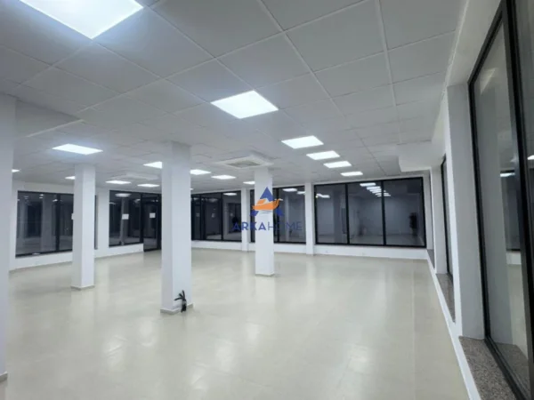 Tirane, jepet me qera ambjent biznesi Kati 0, 125 m² 1.500 € 