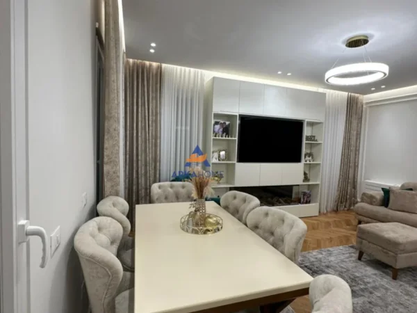 Tirane, shitet apartament 3+1+Ballkon Kati 8, 196 m² 300.000 € 