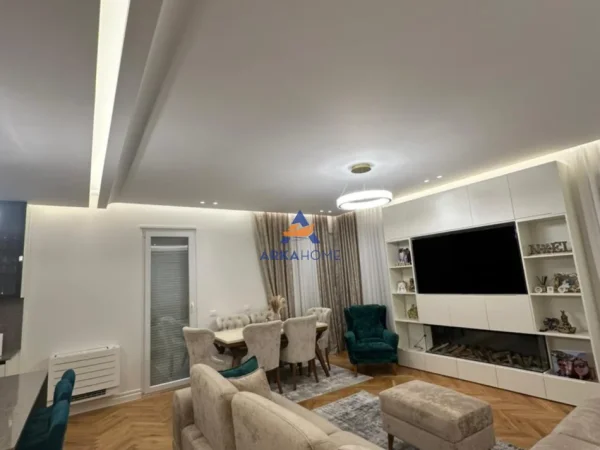 Tirane, shitet apartament 3+1+Ballkon Kati 8, 196 m² 300.000 € 
