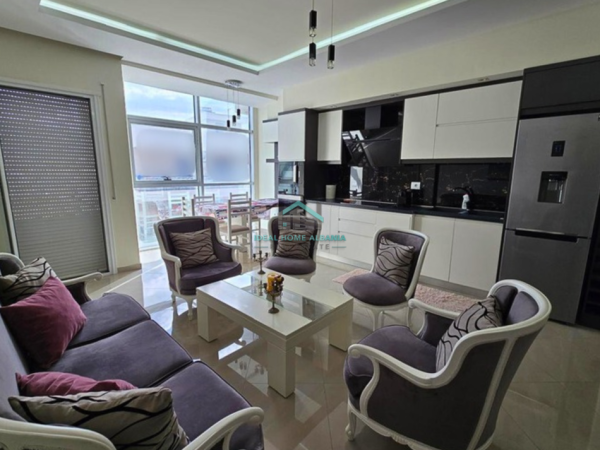 Vlore, jepet me qera apartament 2+1+Ballkon Kati 7, 70 m² 450 € (VLORE)