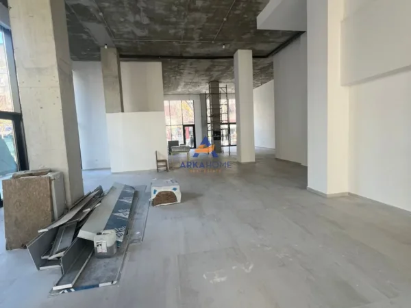 Tirane, jepet me qera ambjent biznesi Kati 0, 200 m² 4.500 € 