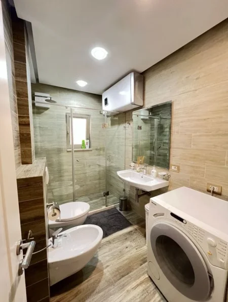 Tirane, jap me qera apartament 2+1+Ballkon Kati 1, 96 m² 1.200 € (Rruga e Barrikadave)