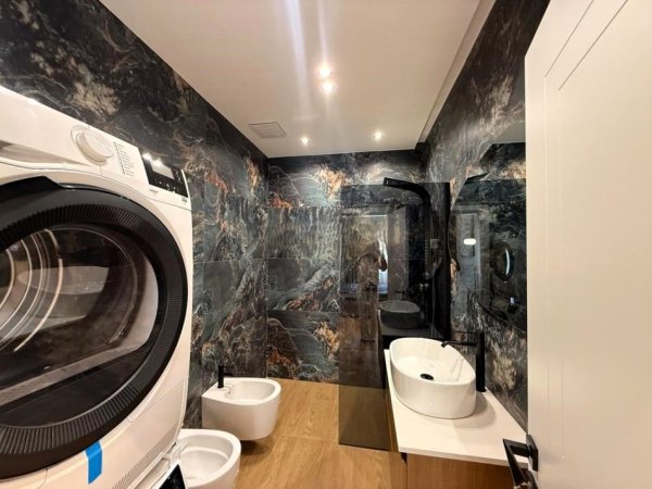 Tirane, jepet me qera apartament 2+1 Kati 4, 101 m² 1.500 € (TEK GALERIA, QENDER)