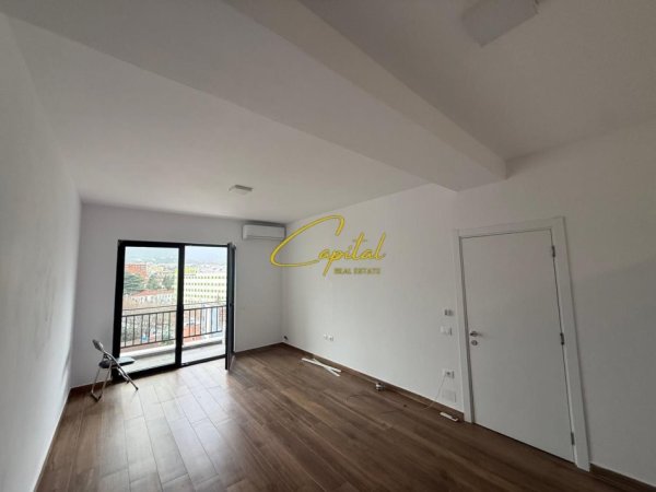 Tirane, jepet me qera zyre Kati 8, 85 m² 550 € (KOMPLEKSI FARMACIA 10)