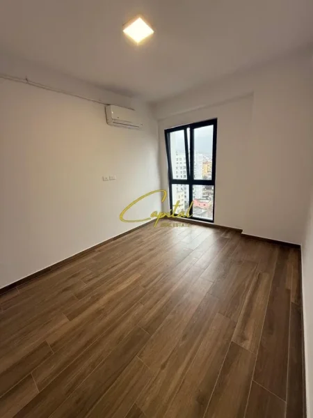 Tirane, jepet me qera zyre Kati 8, 85 m² 550 € (KOMPLEKSI FARMACIA 10)