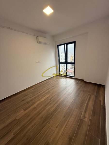 Tirane, jepet me qera zyre Kati 8, 85 m² 550 € (KOMPLEKSI FARMACIA 10)
