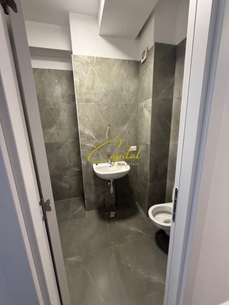 Tirane, jepet me qera zyre Kati 8, 85 m² 550 € (KOMPLEKSI FARMACIA 10)