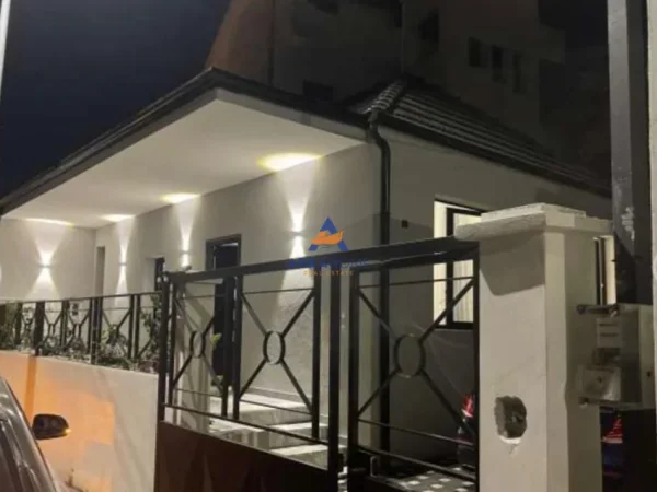 Tirane, jepet me qera shtepi 1+1 Kati 1, 60 m² 623 € 