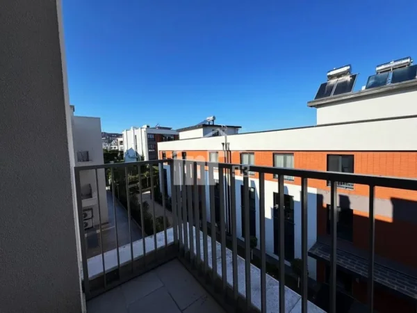 Tirane, jepet me qera apartament 1+1+Ballkon Kati 3, 77 m² 1.250 € (“GREEN VALLEY” REZIDENCE, PËRBALLË LIQENIT ARTIFICIAL)