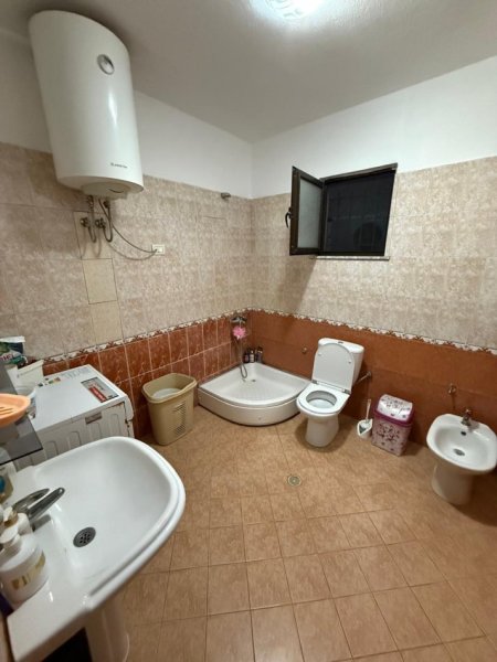 Tirane, jepet me qera apartament 2+1+Ballkon Kati 2, 115 m² 400 € (ne rrugen Ram Sadria Tirane.)