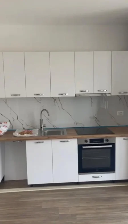 Tirane, jepet me qera apartament 2+1+Ballkon Kati 4, 80 m² 430 € 
