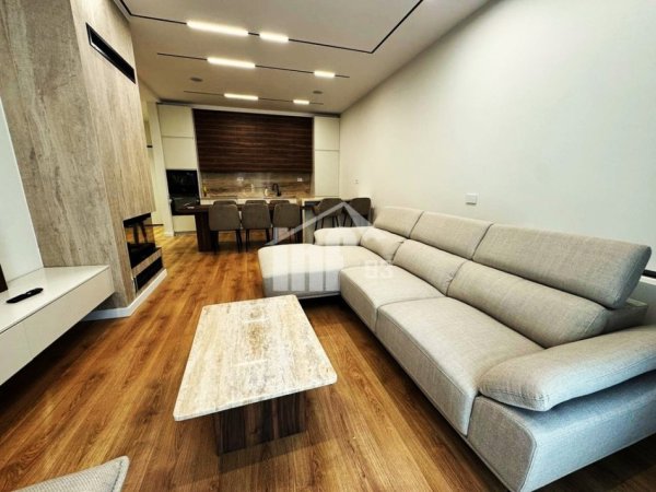 Tirane, jepet me qera apartament 2+1 Kati 0, 108 m² 2.100 € (“GREEN VALLEY” REZIDENCE, PËRBALLË LIQENIT ARTIFICIAL)