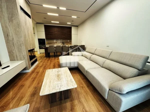 Tirane, jepet me qera apartament 2+1 Kati 0, 108 m² 2.100 € (“GREEN VALLEY” REZIDENCE, PËRBALLË LIQENIT ARTIFICIAL)