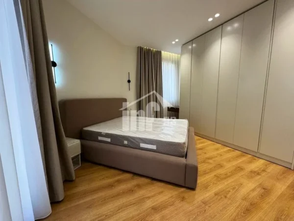 Tirane, jepet me qera apartament 2+1 Kati 0, 108 m² 2.100 € (“GREEN VALLEY” REZIDENCE, PËRBALLË LIQENIT ARTIFICIAL)