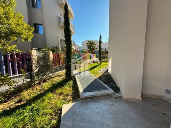 Tirane, jepet me qera apartament 2+1 Kati 0, 108 m² 2.100 € (“GREEN VALLEY” REZIDENCE, PËRBALLË LIQENIT ARTIFICIAL)