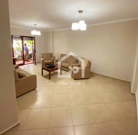 JEPET ME QIRA : Ambjent biznesi / Rruga Kavajës/ pranë KISHES ORTODOKSE