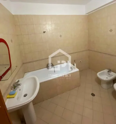 JEPET ME QIRA : Ambjent biznesi / Rruga Kavajës/ pranë KISHES ORTODOKSE