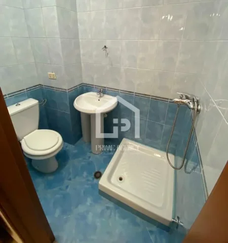 JEPET ME QIRA : Ambjent biznesi / Rruga Kavajës/ pranë KISHES ORTODOKSE