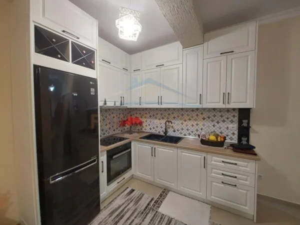 Tirane, shitet apartament 1+1+Ballkon Kati 4, 61 m² 145.000 € (Materniteti i Ri)