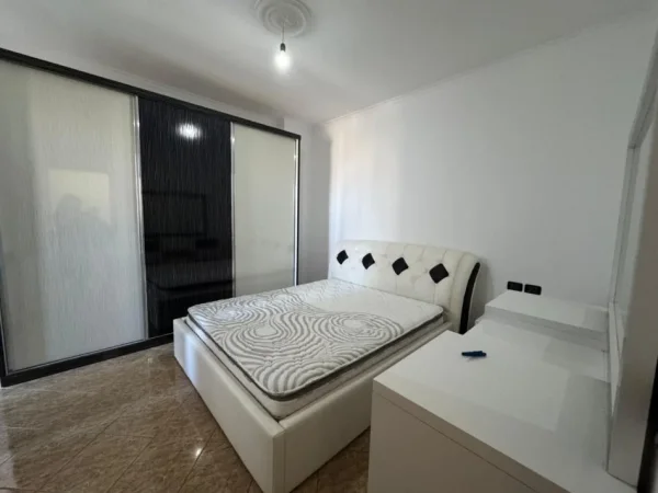 Tirane, jepet me qera apartament 2+1 Kati 4,