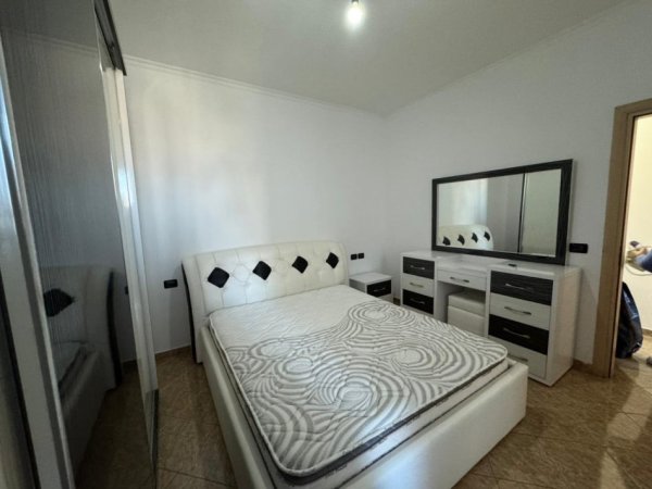 Tirane, jepet me qera apartament 2+1 Kati 4,