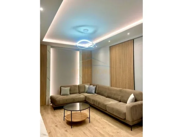 Tirane, jepet me qera apartament 2+1+Ballkon Kati 4, 100 m² 1.300 € (QENDER)