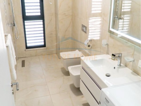 Tirane, jepet me qera apartament 2+1+Ballkon Kati 4, 100 m² 1.300 € (QENDER)