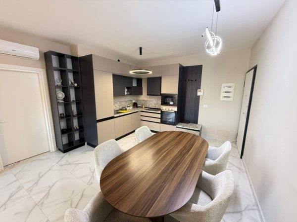 Tirane, jepet me qera apartament 3+1+Ballkon Kati 15, 130 m² 1.900 € 