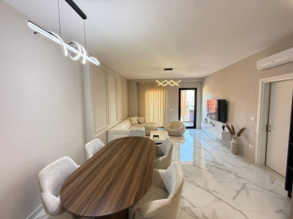 Tirane, jepet me qera apartament 3+1+Ballkon Kati 15, 130 m² 1.900 € 