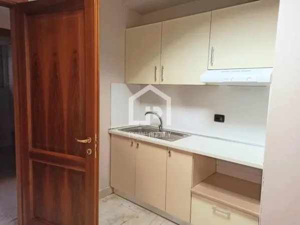 JEPET ME QERA : AMBJENT BIZNESI: /ZONA Qendër/ TORRE DRINI "