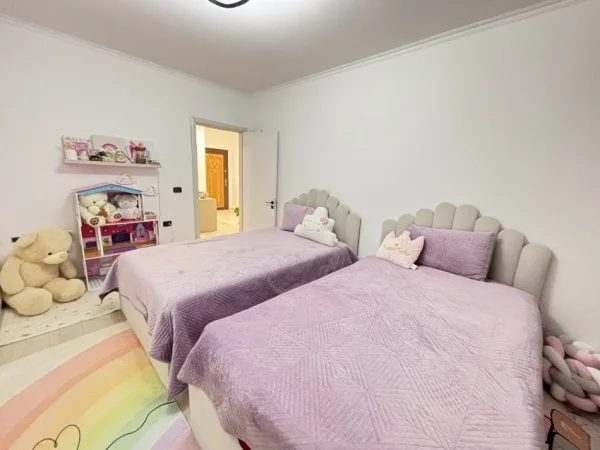 Tirane, jepet me qera apartament 2+1+Ballkon Kati 3, 117 m² 700 € 