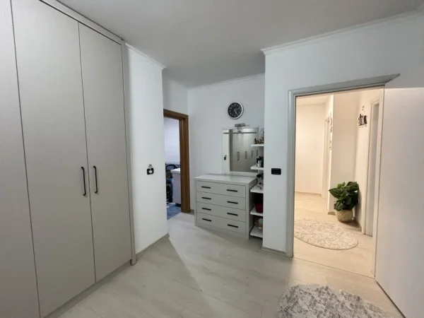 Tirane, jepet me qera apartament 2+1+Ballkon Kati 3, 117 m² 700 € 