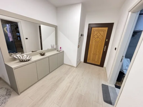 Tirane, jepet me qera apartament 2+1+Ballkon Kati 3, 117 m² 700 € 