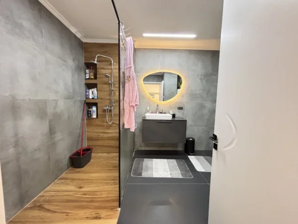 Tirane, jepet me qera apartament 2+1+Ballkon Kati 3, 117 m² 700 € 