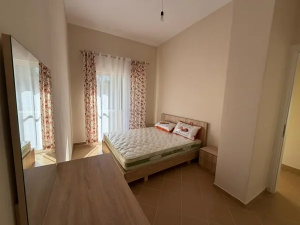 Tirane, jepet me qera apartament 3+1 Kati 4, 