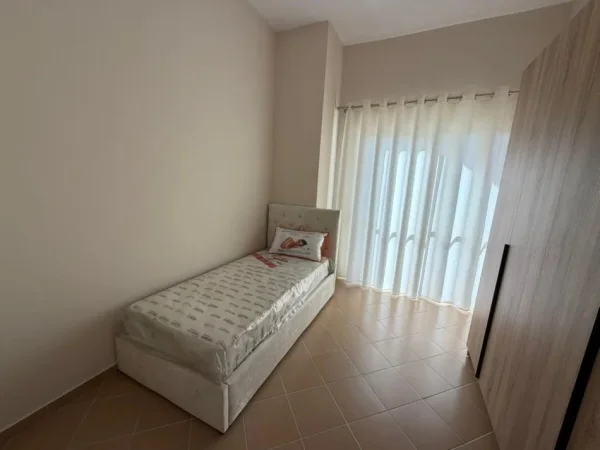 Tirane, jepet me qera apartament 3+1 Kati 4, 