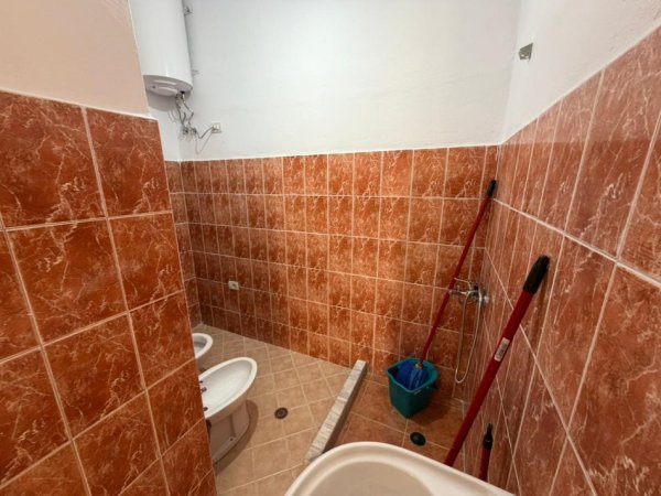 Tirane, jepet me qera apartament 3+1 Kati 4, 