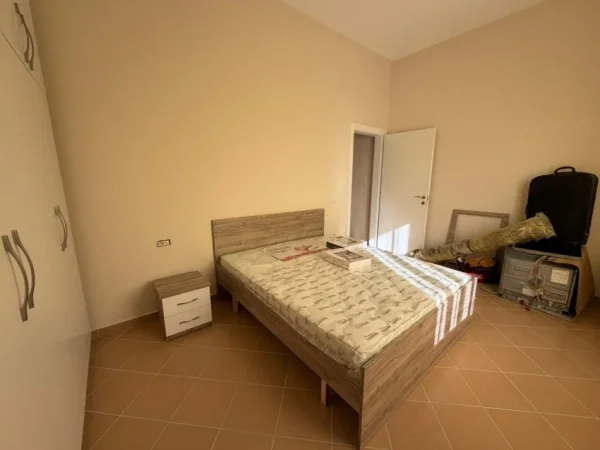 Tirane, jepet me qera apartament 3+1 Kati 4, 