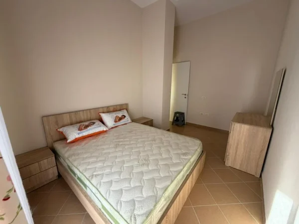 Tirane, jepet me qera apartament 3+1 Kati 4, 