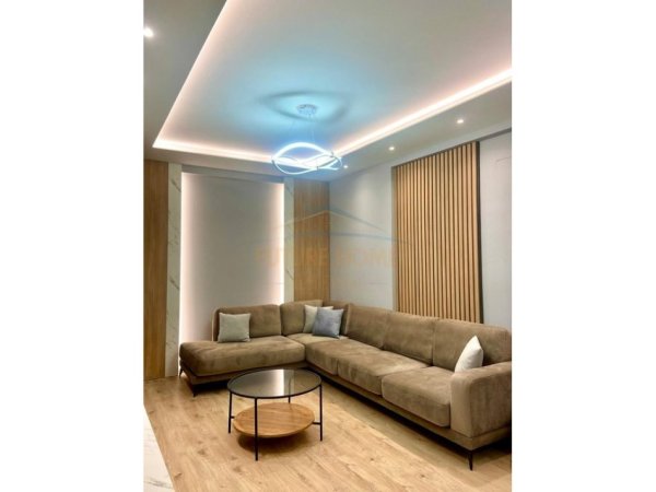 Qera, Apartament 2+1+2+2 Poste Parkimi, Qender Tiranë