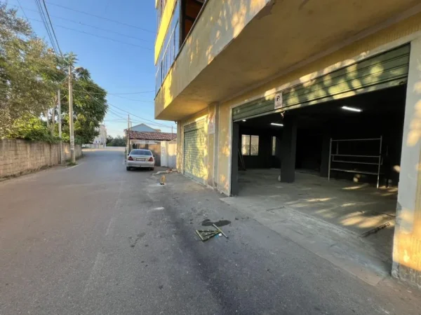 Tirane, jepet me qera magazine Kati 0, 110 m² 650 € (Rruga Turhan Pashe Permeti, Laprake)