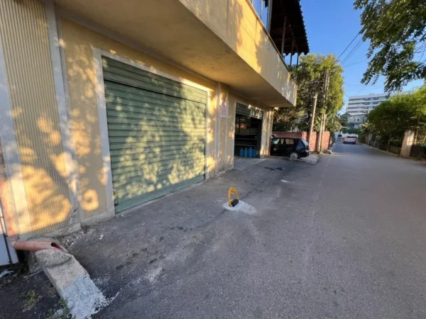 Tirane, jepet me qera magazine Kati 0, 110 m² 650 € (Rruga Turhan Pashe Permeti, Laprake)