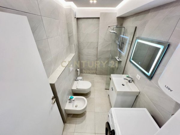 Tirane, jepet me qera apartament 1+1 Kati 4, 65 m² 600 € (Neom130748)