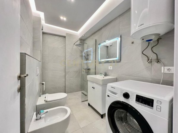 Tirane, jepet me qera apartament 1+1 Kati 4, 65 m² 600 € (Neom130748)