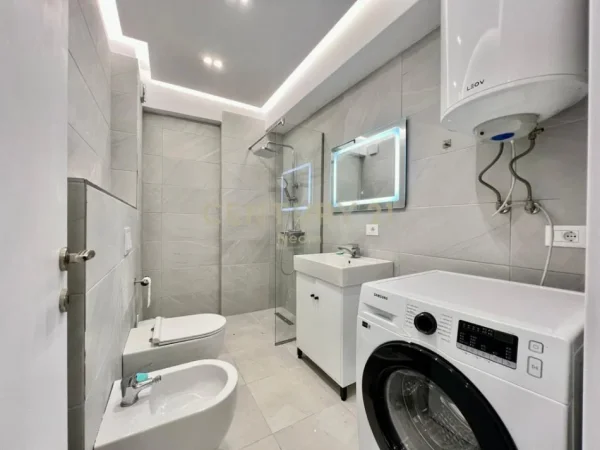 Tirane, jepet me qera apartament 1+1 Kati 4, 65 m² 600 € (Neom130748)