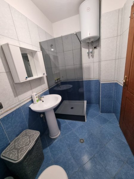 Tirane, jepet me qera apartament 1+1+Ballkon Kati 1, 63 m² 370 € (Rruga e Dajtit, Kompleksi Rafaelo)